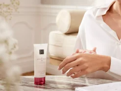 Hand and Lip Set><noscript><img width=